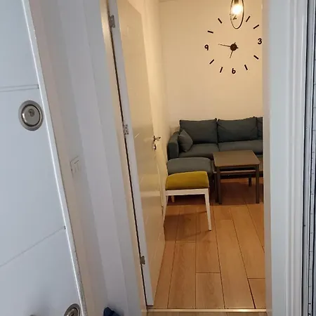 Lovely 1 Bedroom Near Eye Of Apartment *